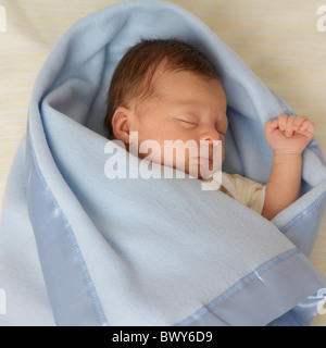 Schlafendes neugeborenes Mädchen In Decke gehüllt Stockfoto