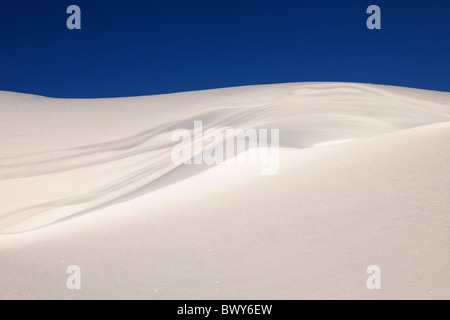 Schneewehe auf Hügel, Steinplatte, Waidring, Tirol, Österreich Stockfoto