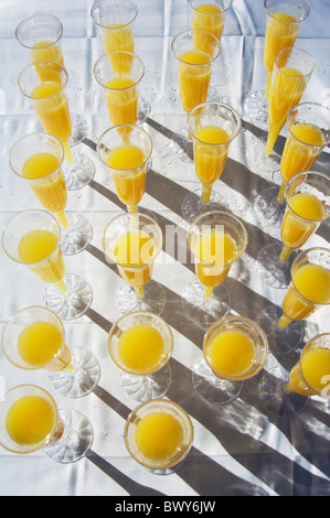 Mimosen in Plastik Sektgläser Stockfoto