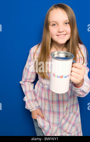 Kleines Mädchen hält eine Dose für Spenden Stockfoto