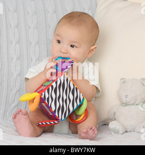 Baby spielt mit Spielzeug Stockfoto