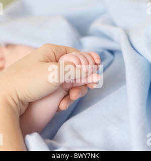 Baby an Mutters Hand Stockfoto