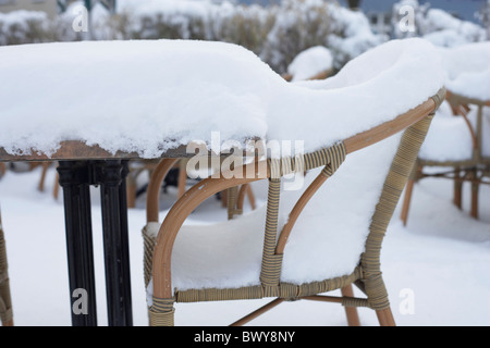 Patio-Möbel mit Schnee bedeckt Stockfoto