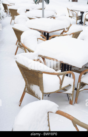 Patio-Möbel mit Schnee bedeckt Stockfoto