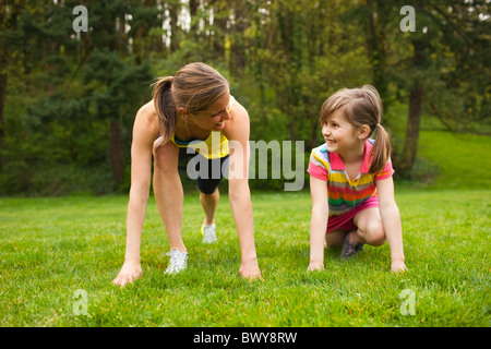 Mutter und junge Tochter Gymnastik im Park, Portland, Oregon, USA Stockfoto