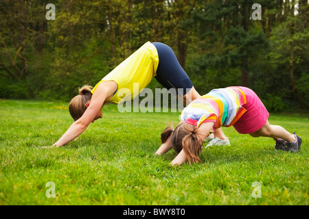 Mutter und junge Tochter Gymnastik im Park, Portland, Oregon, USA Stockfoto