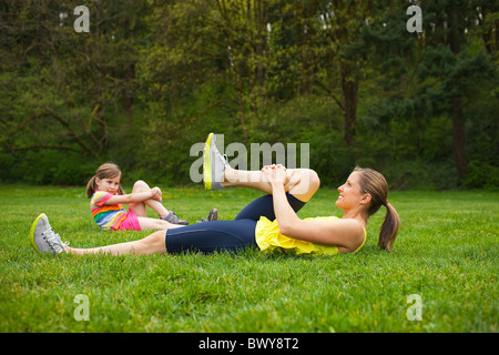 Mutter und junge Tochter Gymnastik im Park, Portland, Oregon, USA Stockfoto