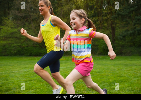 Mutter und junge Tochter Gymnastik im Park, Portland, Oregon, USA Stockfoto