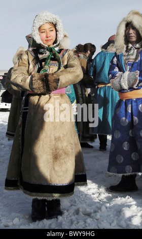 Mongolische Frau im traditionellen Winter-Kostüm, Hulun Buir Grünland, Manzhouli, Hulunbuir, Innere Mongolei, China Stockfoto