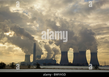Fiddlers Ferry Kraftwerk im Schnee. Stockfoto