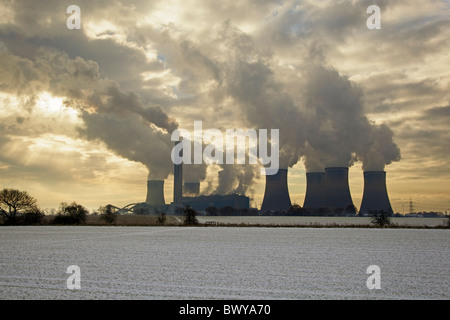 Fiddlers Ferry Kraftwerk im Schnee. Stockfoto