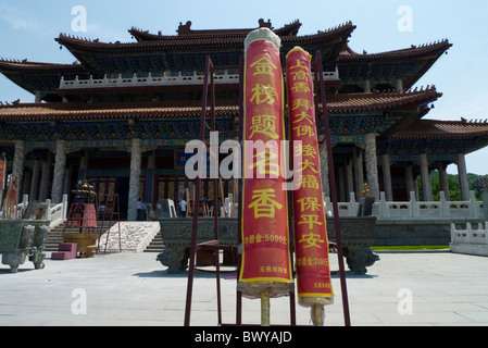 Riese Weihrauch vor The Mahavira Palace, Jade Buddha Park, Anshan, Liaoning-Provinz, China Stockfoto