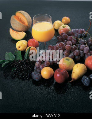 Äpfel trinken ältesten Lebensmittel Obst Obst Saft Glas Glaswaren Trauben gesund Melone Pearsstill Stillleben Stockfoto