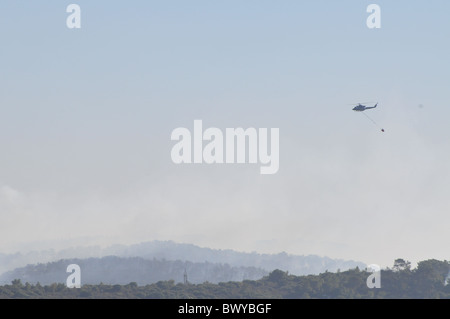 Flugzeug-Tropfen auf dem Wildfire, Israel, Haifa Carmel Berg feuerhemmend Stockfoto