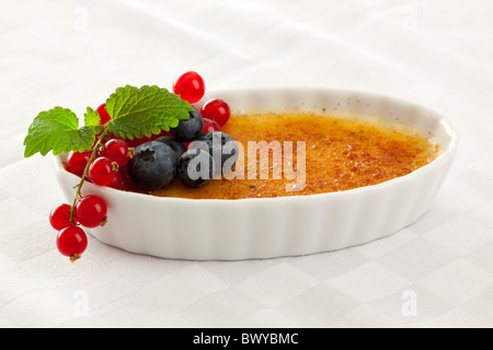 traditionelle französische Dessert Crème brûlée mit Berry Frucht Snd Minze garniert Stockfoto