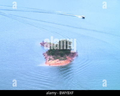 Speed-Boot fahren vorbei an einer kleinen Insel, Qiandao See, Chun'an, Provinz Zhejiang, China Stockfoto