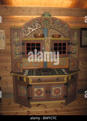 Traditionelle lackiert Holz- Sideboard, dagestad Museum, Voss, Nord-Norwegen, Norwegen. Stockfoto