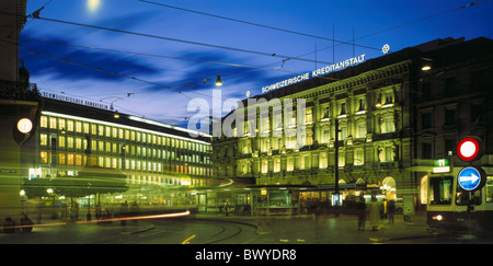 Bankgebäude leichte Spuren Menschen Parade statt Zürich Schweiz Europa Nacht, in der Nacht Stockfoto