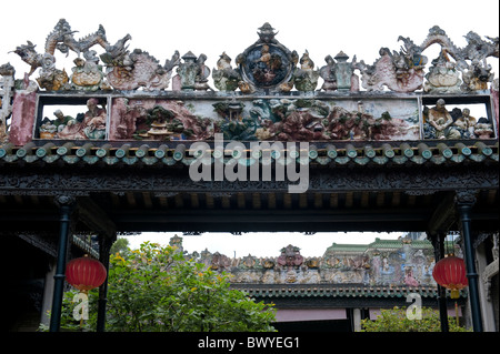 Exquisite farbigen Statuen auf dem Dach des Korridors, Ancestral Temple der Familie Chen, Guangzhou, Guangdong Provinz, China Stockfoto