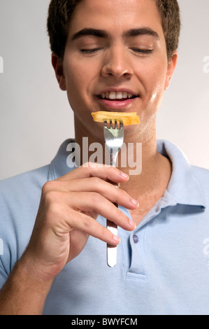 Mann isst Pommes frites Stockfoto