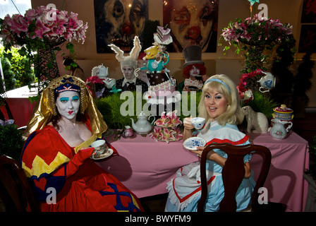 Akteure mit Gesicht malen Make-up reenacting die Mad Hatter Tea Party aus Alice im Wunderland Stockfoto