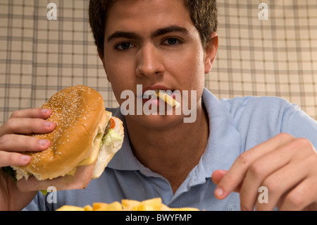 Mann isst Pommes Frites und hamburger Stockfoto