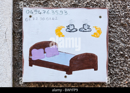 Schrulligen B & B Schild an der Wand eines Hauses in der Provence, Frankreich. Stockfoto