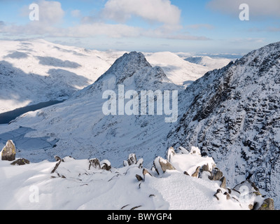 Tryfan und Bristly Ridge aus Y Gribin - das Bochlwyd Hufeisen unter winterlichen Bedingungen. Stockfoto