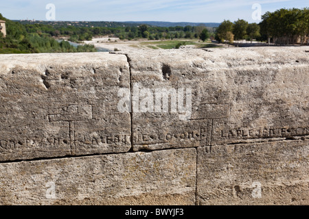 Alten Graffiti und Bauherren Markierungen an der Wand der "neuen Brücke" Pont du Gard, Gard, Languedoc-Roussillon, Frankreich. Stockfoto