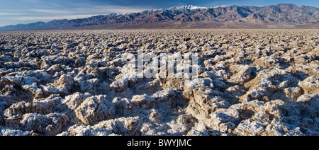 Halit Salz Kristallformationen am Golfplatz des Teufels, Panamint Range mit Telescope Peak in Dist, Death Valley, Kalifornien, USA Stockfoto