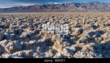 Halit Salz Kristallformationen am Golfplatz des Teufels, Panamint Range mit Telescope Peak in Dist, Death Valley, Kalifornien, USA Stockfoto