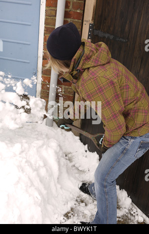 Löschen das Laufwerk nach starkem Schneefall Frau verlieben Sie sich in England 2010 November Stockfoto