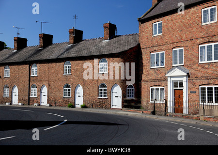 Apotheke Zeile Reihenhäuser gebaut im Jahre 1816 in Overton-auf-Dee, Flintshire, Nordwales Stockfoto