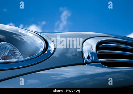 Close-up Front eines Mini-Autos gegen blauen Himmel, BMW Mini Cooper Stockfoto