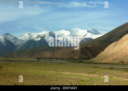 Majestätische Landschaft des tibetischen Plateaus und Qingzang Railway Bridge, Tibet, China Stockfoto