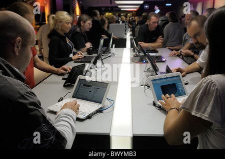 IFA 2008, Besucher bei Medion stehen, Berlin, Deutschland Stockfoto