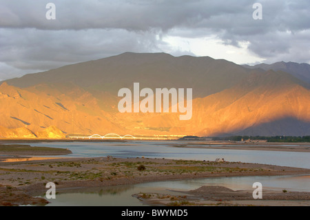 Lhasa-Fluss-Eisenbahnbrücke, Lhasa, Tibet, China Stockfoto