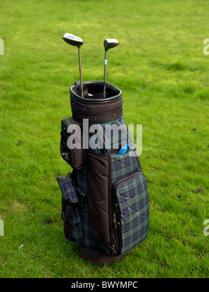 Golfclubs In einer Golftasche Tartan auf Wiese Stockfoto