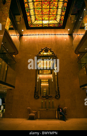 Innere des The Regal Hotel von Kowloon, Hong Kong, riesige Spiegel und Glasmalerei schmücken den Haupteingang Stockfoto