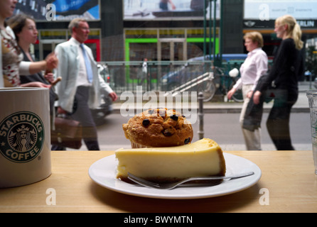 Kaffee und Kuchen bei Starbucks, Berlin, Deutschland Stockfoto