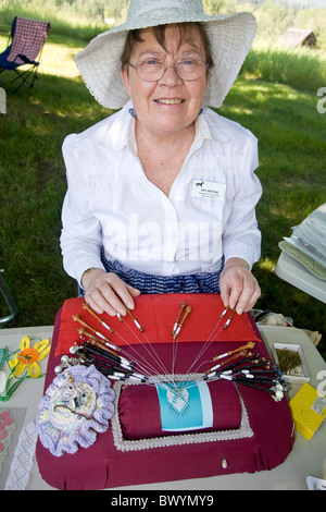 Frau zeigt wie Sie Klöppelspitze bei Living History fair auf dem Gelände der alten Mission State Park in Cataldo, Idaho Stockfoto