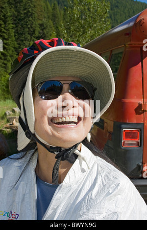 Frau trägt Fahrradhelm über Diskette Sonnenhut bereitet sich auf die Hiawatha Ausritt in Idaho, USA. Stockfoto