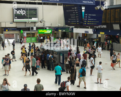 London England Menschen kaufen Tickets am Bahnhof Waterloo Stockfoto