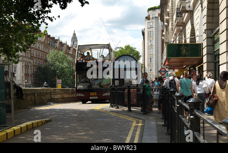 London-England-Tour-Bus außerhalb Baker Street Station Stockfoto