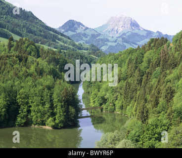 in der Nähe von Charmey überbrücken Bergen Fluss Fluss Kanton Freiburg Lac de Montsalvens Landschaft Schweiz Europa lak Stockfoto
