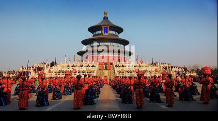 Chinesen, die Durchführung von alten Rituals während Frühlingsfest im Saal des Gebets für gute Ernten, Himmelstempel, Peking, China