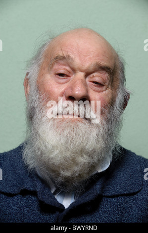 Isolierte Porträt des kaukasischen alten Glatzkopf mit langen, weißen Bart Stockfoto