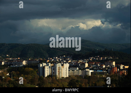 Strahlen von Licht durch eine bedrohlich aussehende stürmischen bewölkten Tag Stockfoto