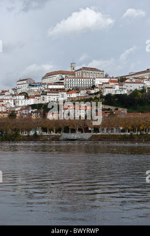 Den Fluss Mondego und Skyline mit der Universität von Coimbra Turm an der Spitze, Portugal Stockfoto