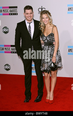 MICHAEL BUBLE LUISANA LORELEY LOPILATO DE LA TORRE 2010 AMERICAN MUSIC AWARDS ANKÜNFTE DOWNTOWN LOS ANGELES KALIFORNIEN USA Stockfoto